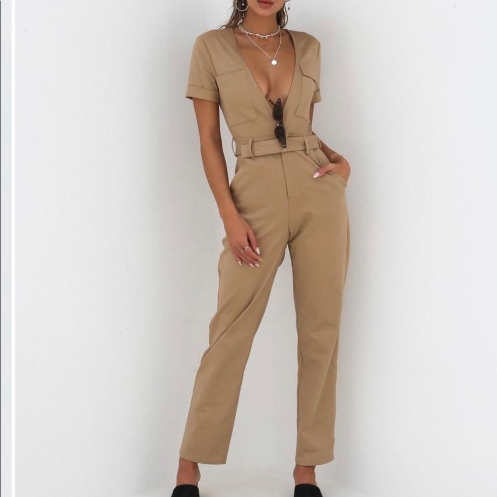 NWT/ TIGER MIST PHILLIPA JUMPSUIT
Tan/ size Medium